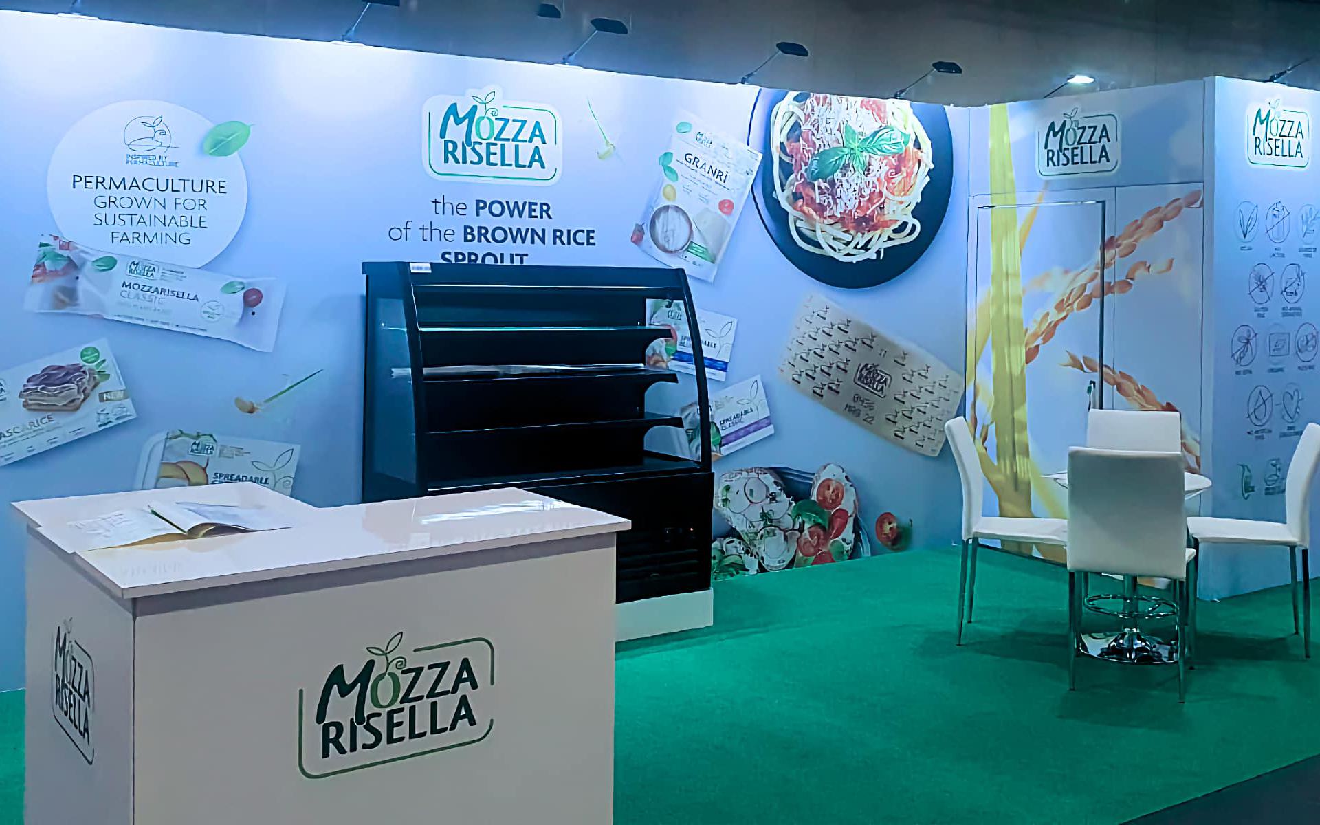 Mozzarisella stand with back wall and 2m store room, with L-shape counter